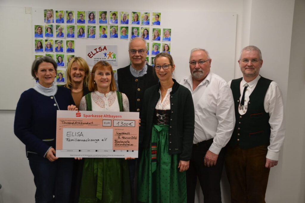 Gruppenfote der Spenden&uuml;bergabe