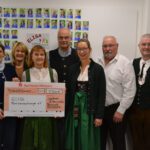 Gruppenfote der Spenden&uuml;bergabe